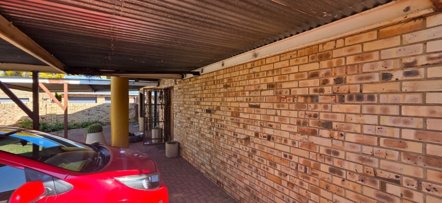 4 Bedroom Property for Sale in Kannoniers Park North West